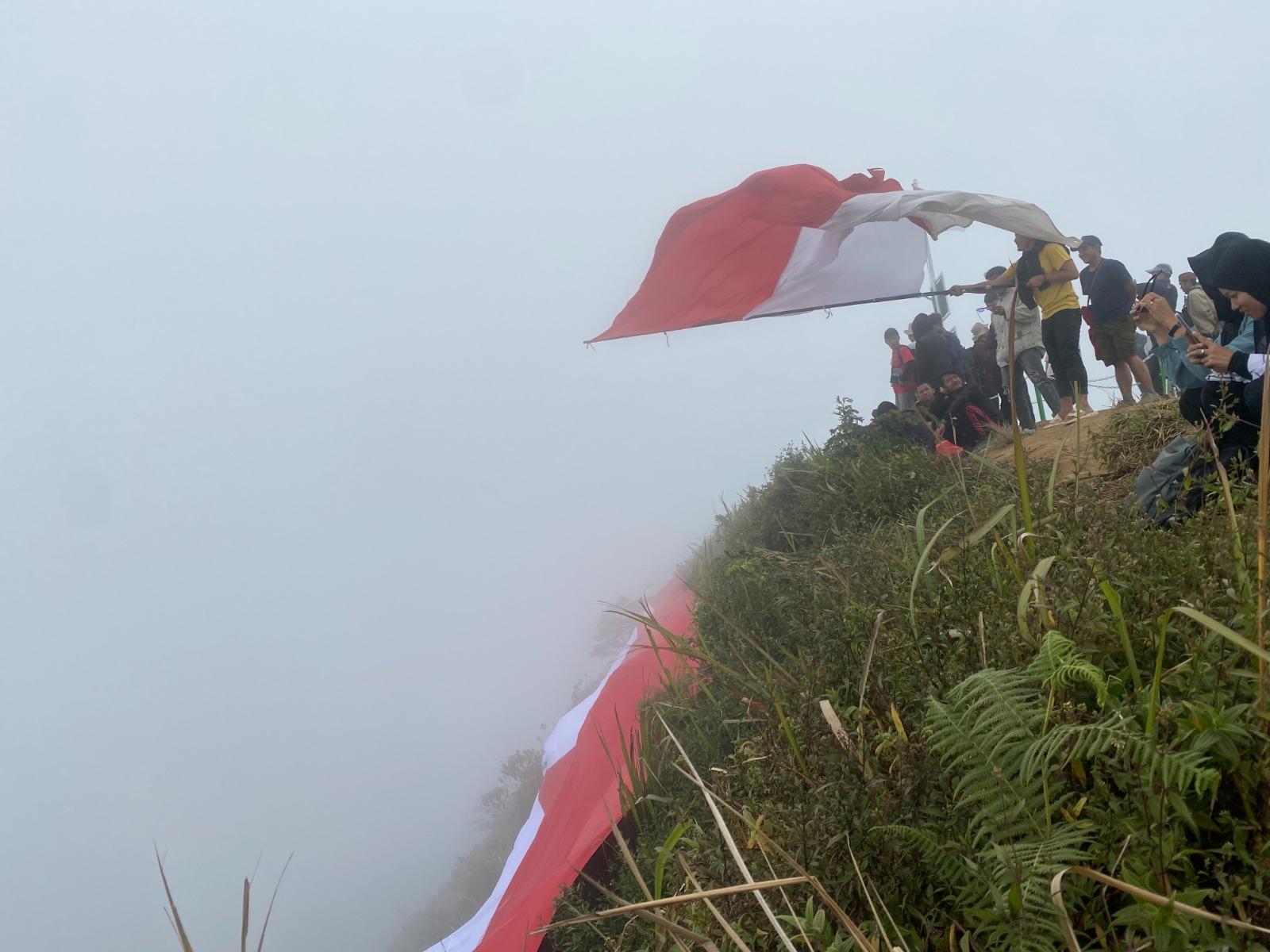 HUT-ke-78-RI-Bendera-Raksasa-Merah-Putih-Berhasil-Dibentangkan-di-Puncak-Gunung-Andong-Magelang.jpg
