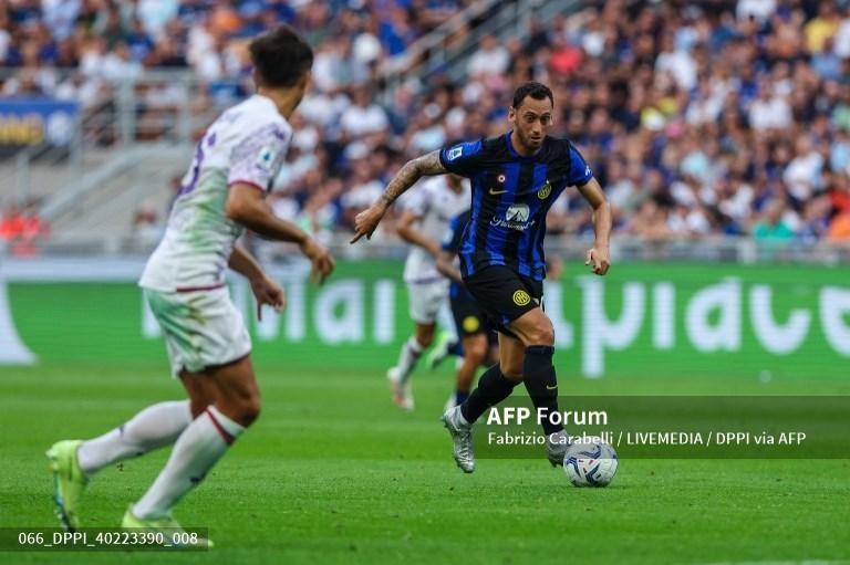 Hakan-Calhanoglu-di-Serie-A-antara-Inter-Milan-vs-Fiorentina-di-Stadion-Giuseppe-Meazza.jpg