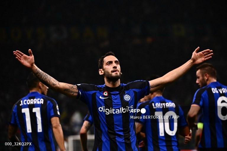 Hakan-Calhanoglu-melakukan-selebrasi-setelah-mencetak-gol-Liga-Champions-Inter-Milan-vs-Barcelona.jpg