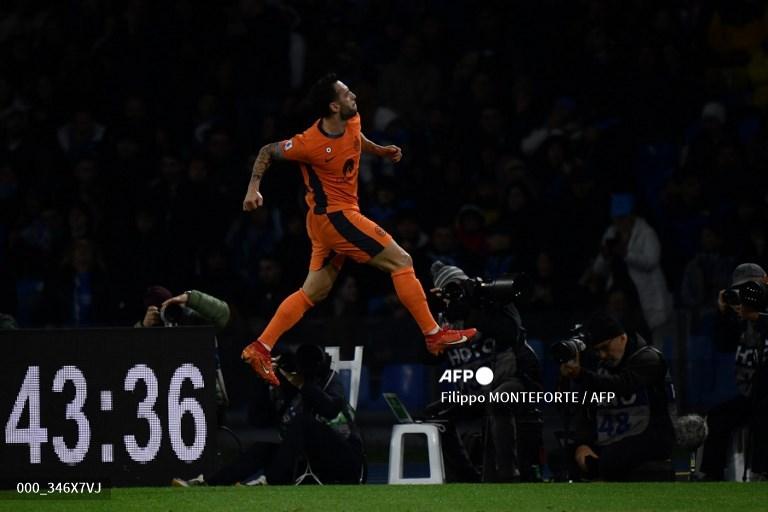 Hakan-Calhanoglu-selebrasi-setelah-mencetak-gol-di-Liga-Italia-Serie-A-Napoli-vs-Inter-Milan.jpg