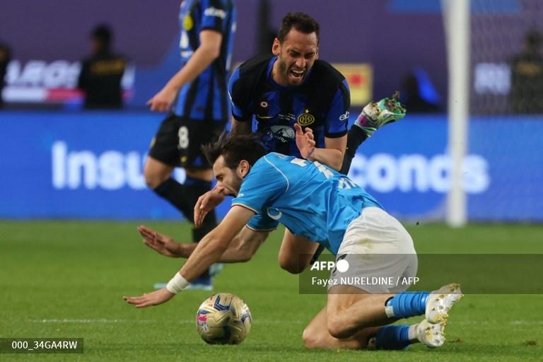 Hakan-Calhanoglu-vs-Khvicha-Kvaratskhelia-di-final-Piala-Super-Italia-Napoli-vs-Inter-Milan.jpg