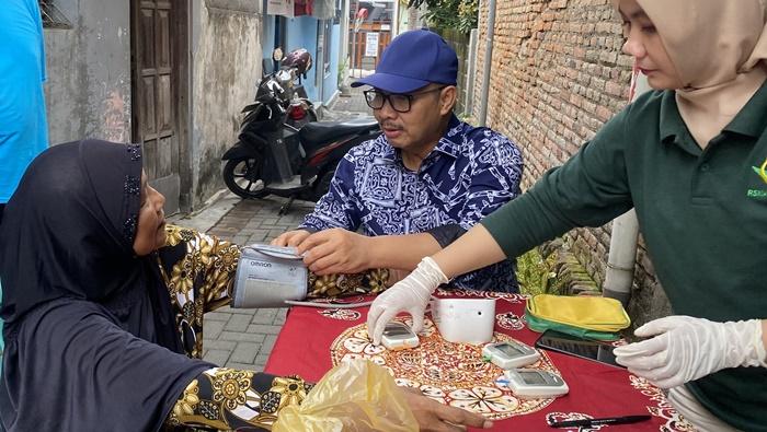 Hasto-Wardoyo-memeriksa-kesehatan-seorang-warga-lansia-di-Sorosutan.jpg