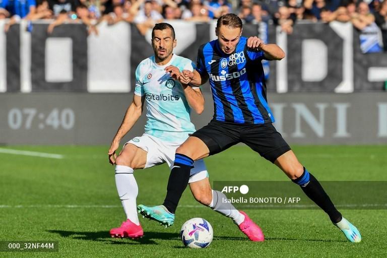 Henrikh-Mkhitaryan-vs-Teun-Koopmeiners-di-Liga-Italia-Serie-A-antara-Atalanta-vs-Inter-Milan.jpg