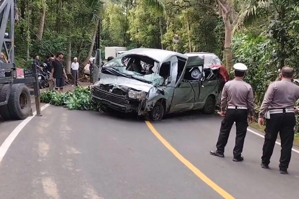 Hiace-Rombongan-Wisatawan-Asal-Tiongkok-Kecelakaan-di-Buleleng-5-Tewas.jpg