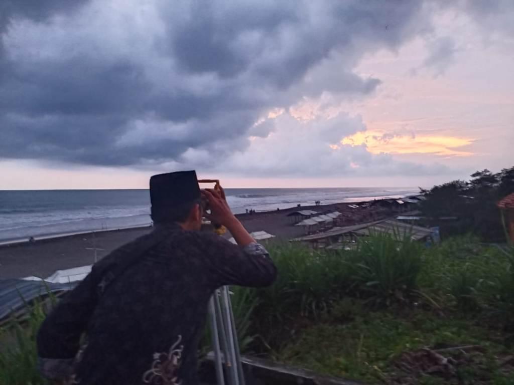 Hilal-Tidak-Terlihat-dari-Pantai-Jetis-Purworejo-karena-Mendung-dan-Hujan.jpg