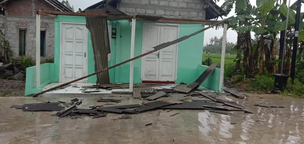 Hujan-Angin-di-Sleman-Atap-Dua-Rumah-Warga-Kalasan-Beterbangan.jpg