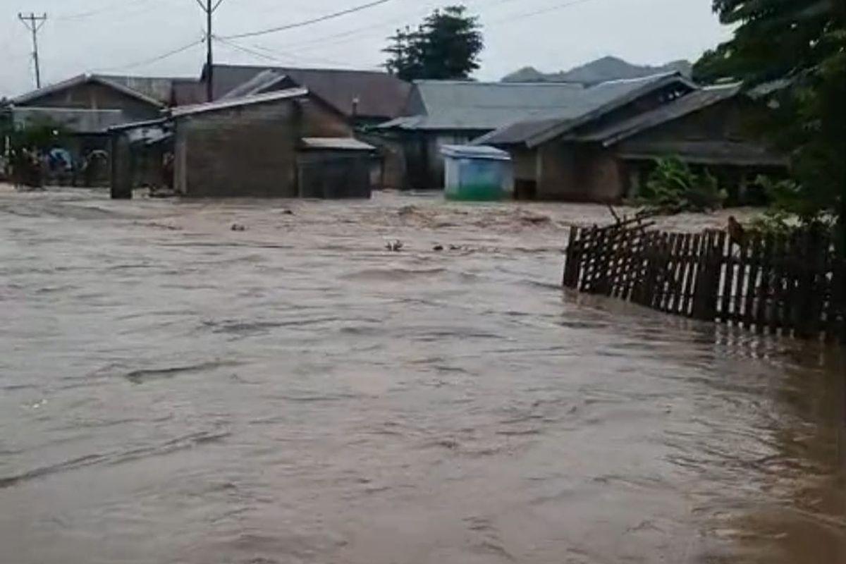 Hujan-Lebat-Dua-Jam-Ratusan-Rumah-di-Tiga-Kecamatan-di-Dompu-Terendam-Banjir.jpg