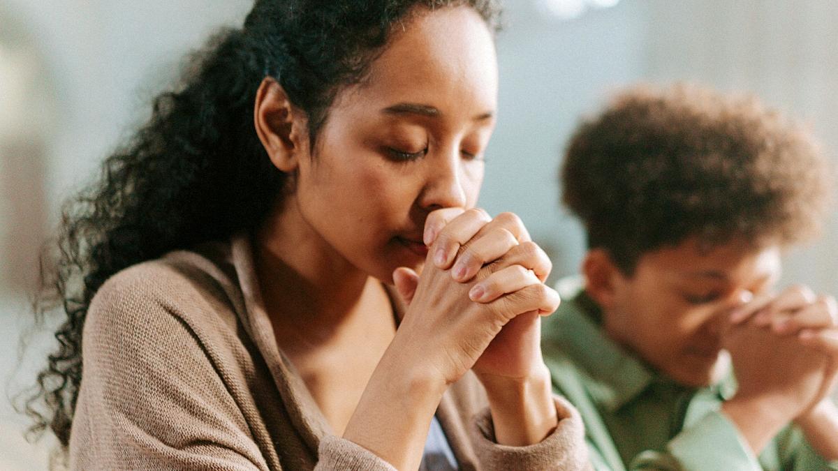 Ilustrasi-foto-umat-Katolik-umat-Kristen-sedang-berdoa-di-Gereja.jpg