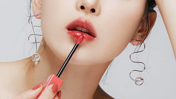 Ilustrasi-seorang-wanita-sedang-mengaplikasikan-lip-tint.jpg