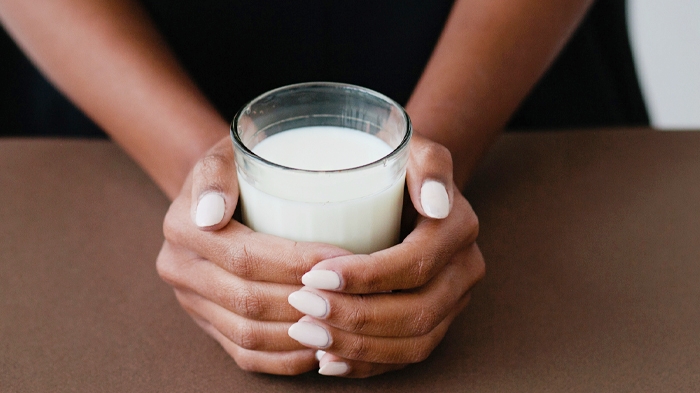 Ilustrasi-seseorang-minum-susu-hangat.jpg