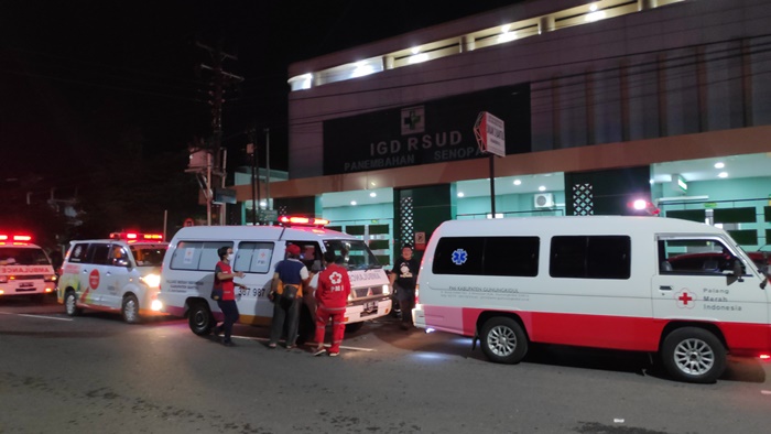 Iringan-mobil-ambulans-jenazah-kecelakaan-bus-di-Imogiri.jpg