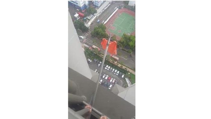 Iwan-Kirim-Pesan-Langit-C-33-GK-di-Kebakaran-Apartemen-Mediterania.jpg