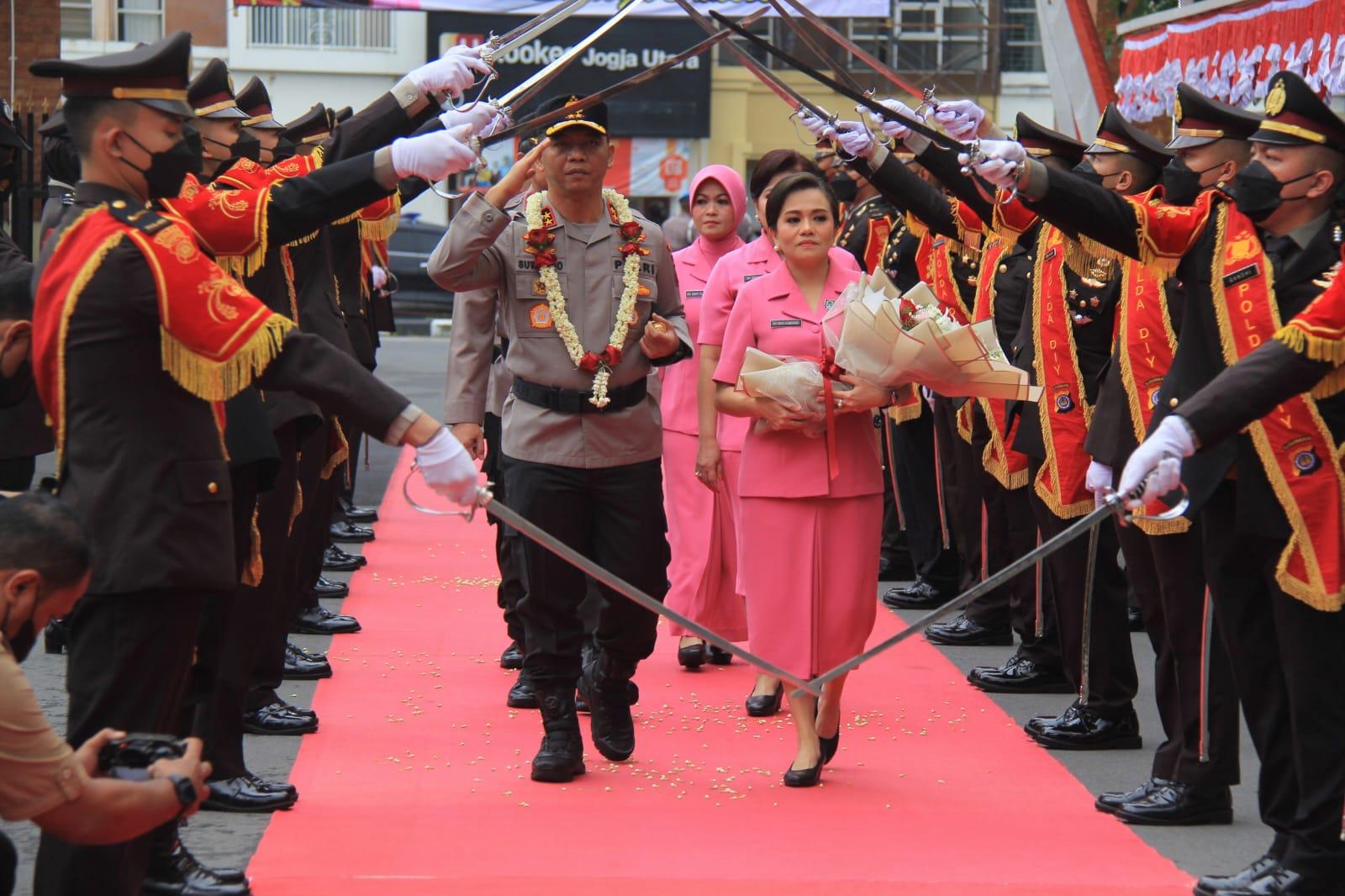Jajaran-Polda-DI-Yogyakarta-menyambut-Kapolda-yang-baru-Irjen-Pol-Suwondo-Nainggolan.jpg