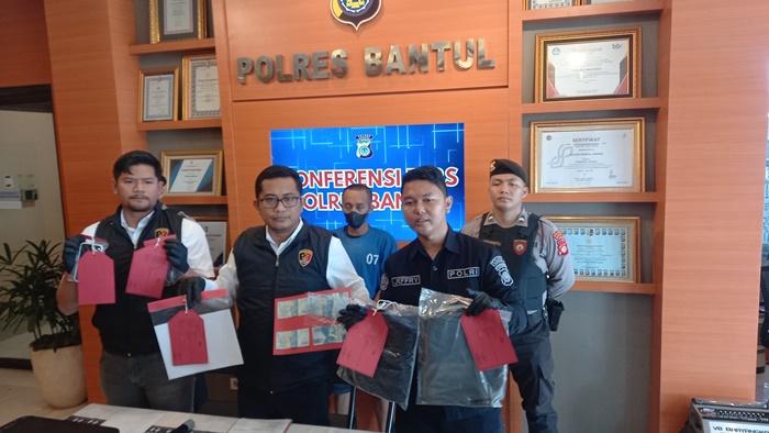 Jajaran-Polres-Bantul-saat-menunjukkan-bukti-uang-palsu.jpg