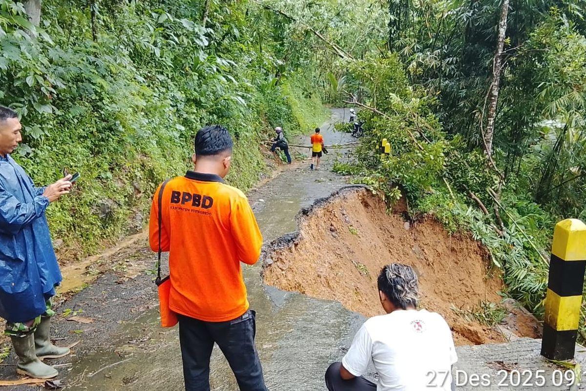 Jalan-Penghubung-Dua-Desa-di-Purworejo-dan-Kulon-Progo-Longsor-Sepanjang-13-Meter.jpg