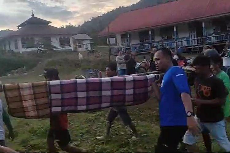 Jalan-Tertutup-Material-Longsor-Ibu-Hamil-di-Palopo-Dievakuasi-Pakai-Tandu.jpg