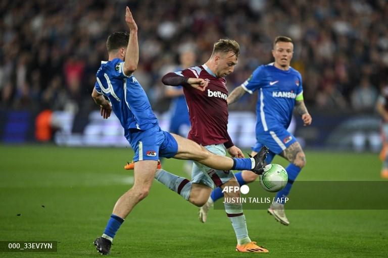 Jarrod-Bowen-vs-Mees-de-Wit-di-Liga-Konferensi-Eropa-antara-West-Ham-United-vs-AZ-Alkmaar.jpg