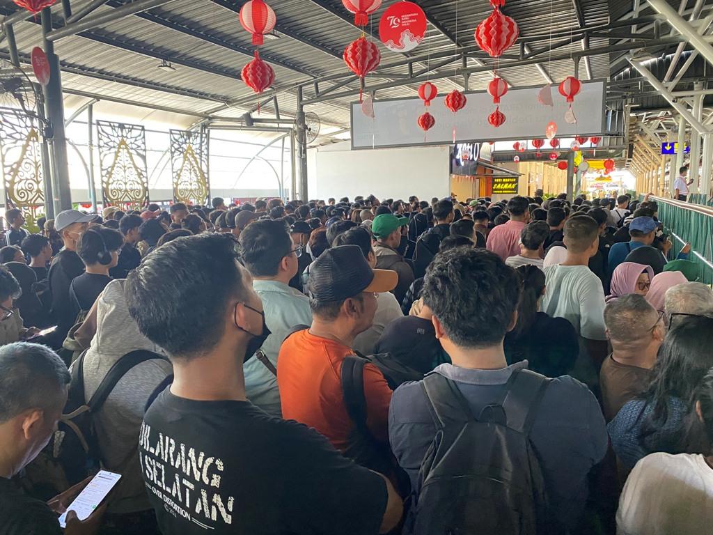 Jelang Laga PSS Sleman vs Persik Kediri, Ratusan Suporter Elang Jawa Mulai Padati Stasiun Yogyakarta