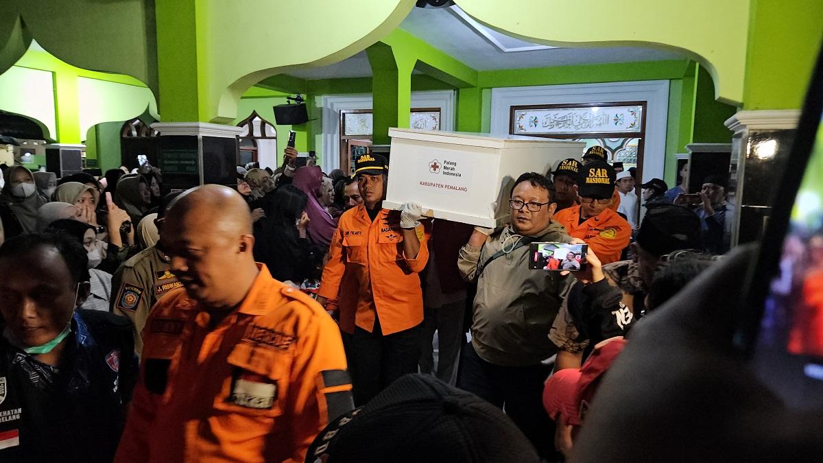 Jenazah-Pendaki-Slamet-Tiba-di-Magelang-Ayah-Syafiq-Ali-Anak-Kami-Kembali.jpg