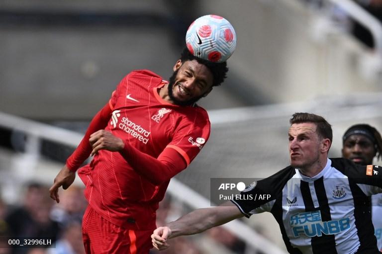 Joe-Gomez-vs-Chris-Wood-di-Liga-Inggris-antara-Newcastle-United-vs-Liverpool-di-St-James-Park.jpg