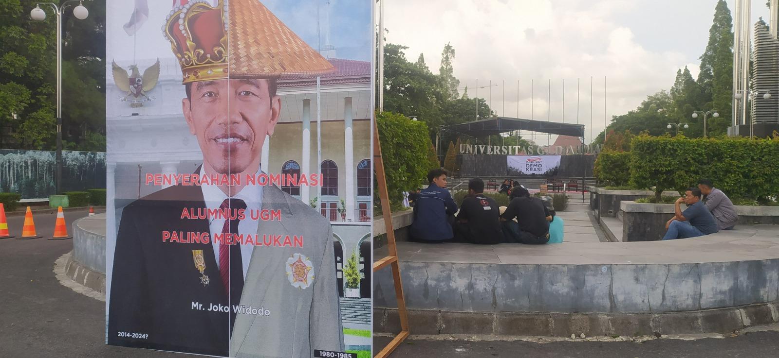 Jokowi-dinominasikan-alumnus-UGM-paling-memalukan.jpg
