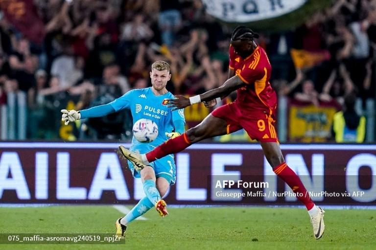 Josep-Martinez-vs-Tammy-Abraham-di-Liga-Italia-Serie-A-antara-Roma-vs-Genoa-di-Stadion-Olimpico.jpg