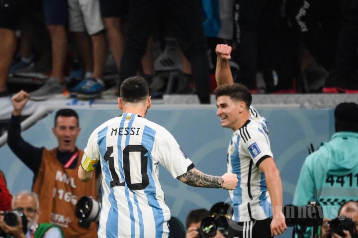 Julian-Alvarez-dan-Lionel-Messi-di-babak-16-besar-Piala-Dunia-2022-Qatar-Argentina-vs-Australia.jpg