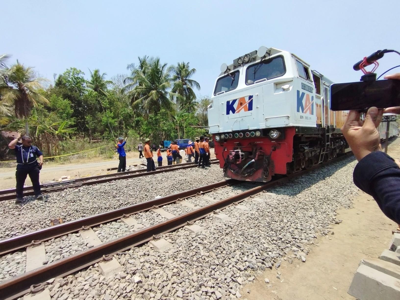KA-Argo-Lawu-melintas-di-rel-sisi-selatan-di-Kalimenur.jpg