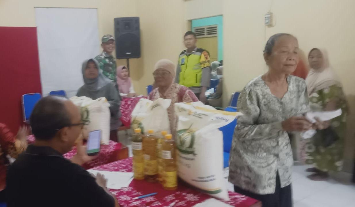 KPM-di-Klaten-Terima-Bantuan-Pangan-Beras-20-Kg-dan-Minyak-Goreng.jpg