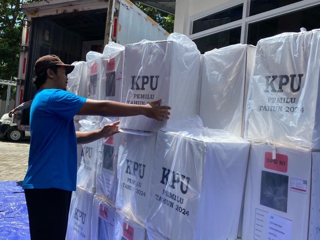 KPU-Bantul-Mulai-Distribusikan-15830-Logistik-Pemilu-2024.jpg
