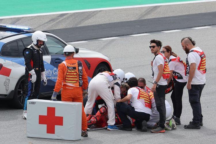 Kabar-Terbaru-Bagnaia-Sudah-Bisa-Berjalan-Setelah-Alami-Insiden-Terlindas-Motor-di-MotoGP-Catalunya.jpg