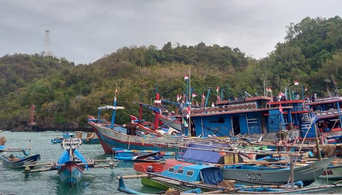 Kapal-Nelayan-di-Pantai-Sadeng.jpg