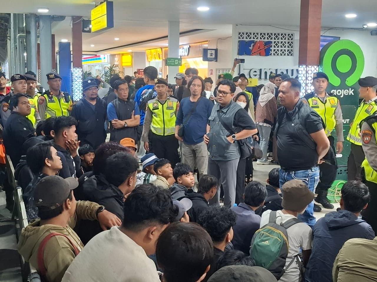 Kapolresta-Yogyakarta-Eva-Guna-Pandia-bersama-jajaran-menghalau-bonek-di-Stasiun-Lempuyangan.jpg