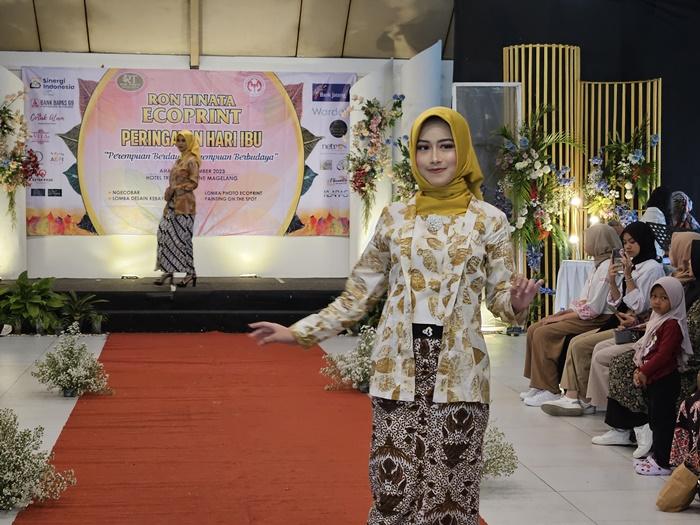Kebaya-ecoprint-yang-diperagakan-dalam-fashion-show-di-Magelang.jpg