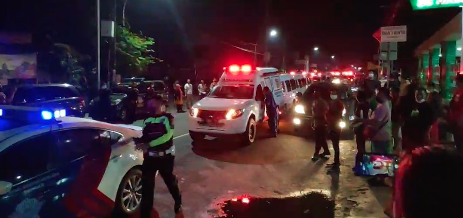 Keberangkatan-13-ambulans-yang-mengangkut-korban-kecelakaan-bus-pariwisata-di-Imogiri.jpg