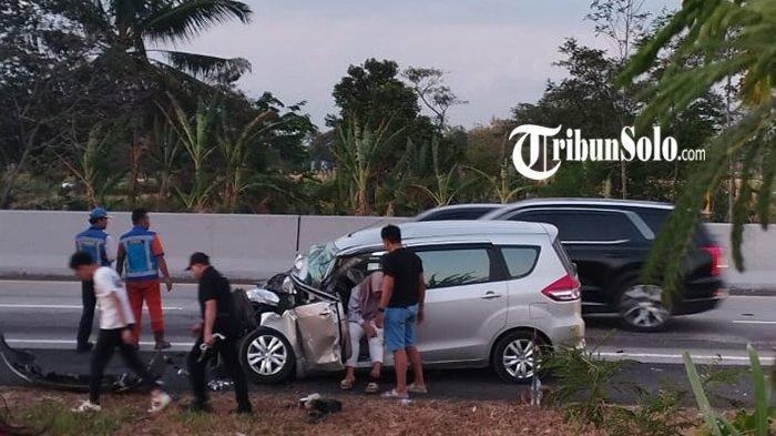 Kecelakaan Lalu Lintas, Ertiga Hantam Truk di Tol Solo-Semarang
