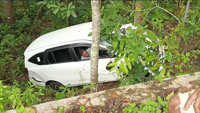 Kecelakaan-tunggal-mobil-masuk-jurang-di-JJLS-Gunungkidul.jpg