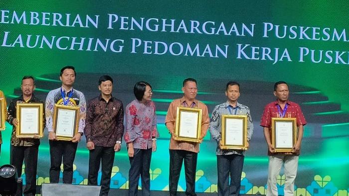 Kemenkes-RI-memberikan-penghargaan-kepada-Kelurahan-Rejowinangun-Selatan.jpg