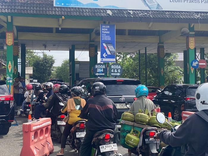 Kendaraan-bermotor-mengantre-masuk-di-TPR-Induk-Parangtritis-31122024.jpg