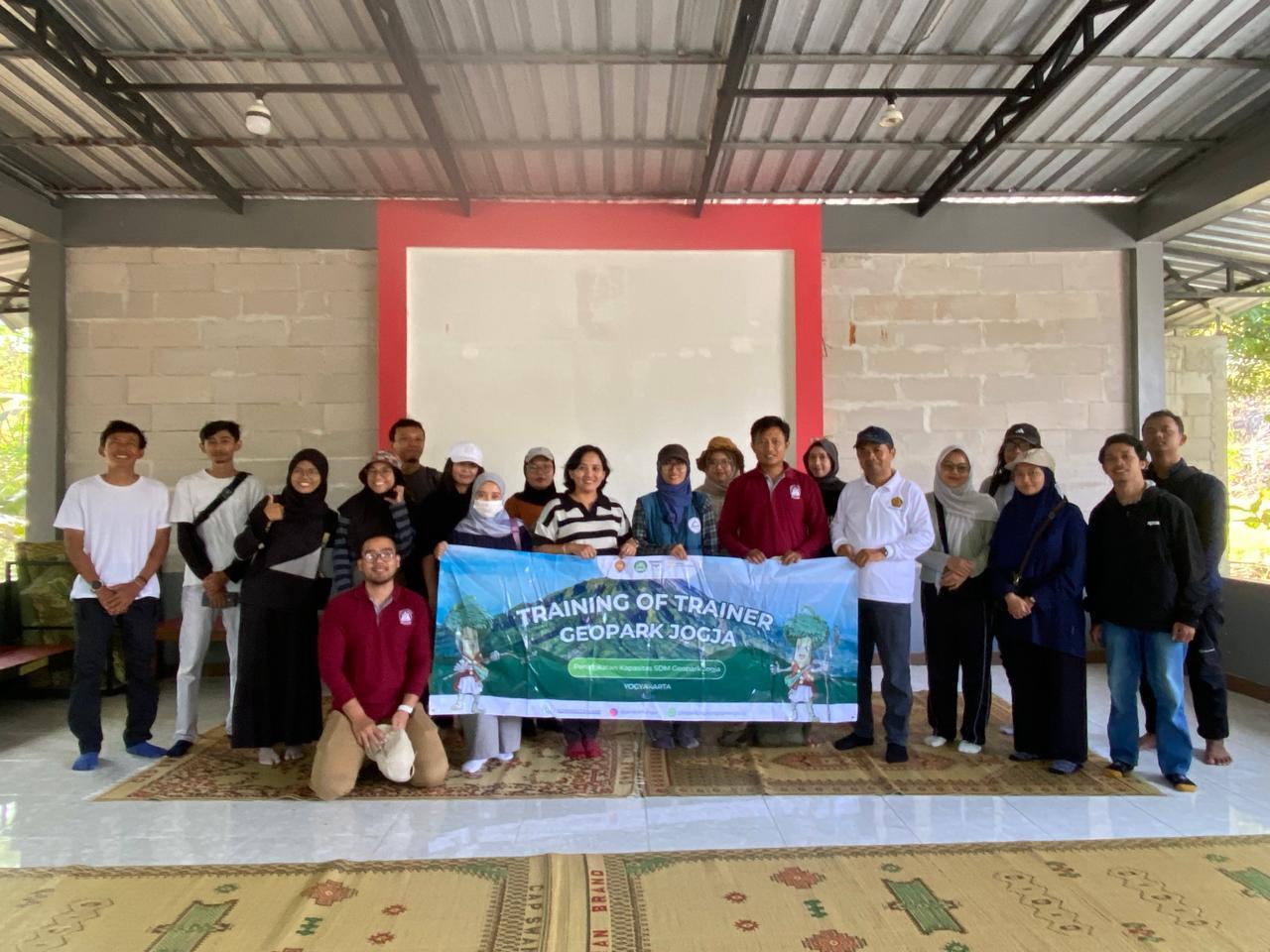 Kepala-Biro-PIWPP-Setda-DIY-Agnes-Dhiany-Indria-Sari-di-jejak-gempa-Jogja-di-Bukit-Mengger-Bantul.jpg