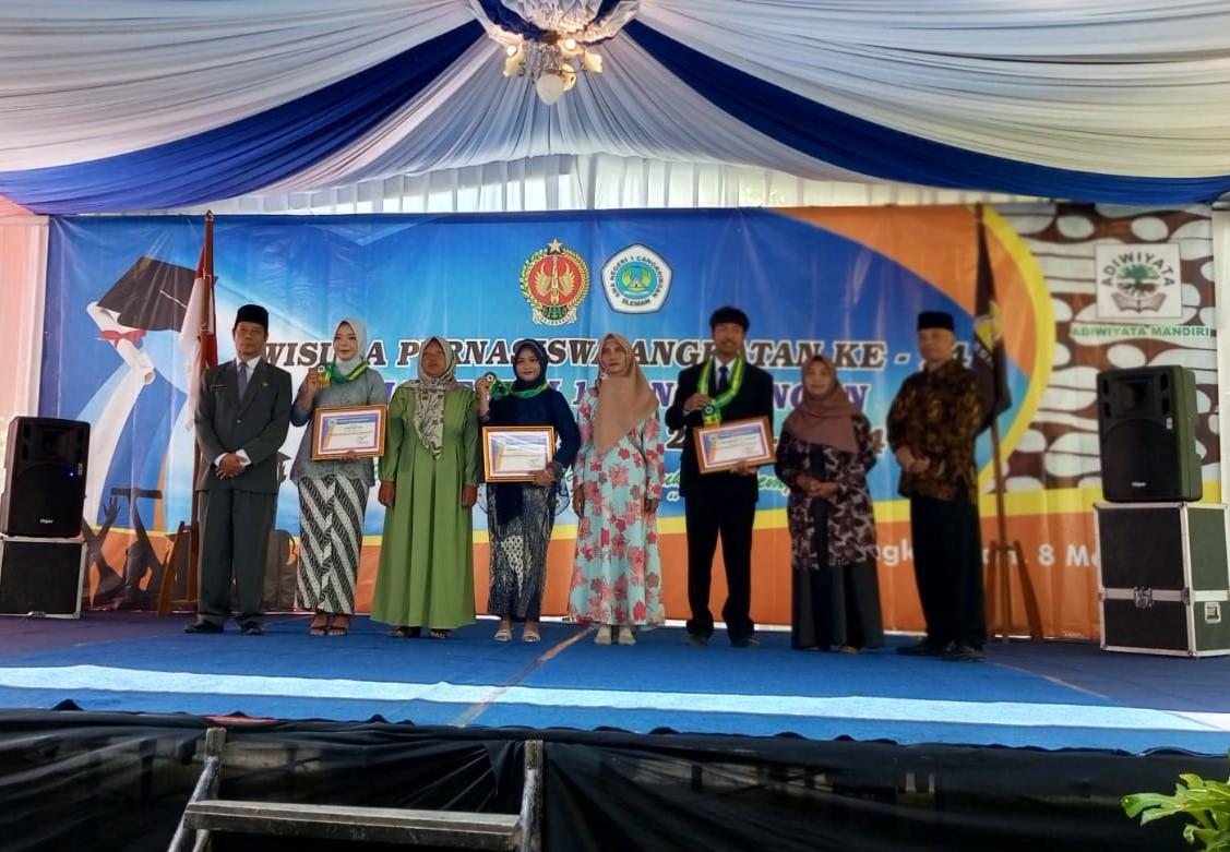 Kepala-SMA-Negeri-1-Cangkringan-M-Warsun-Latif-bersama.jpg