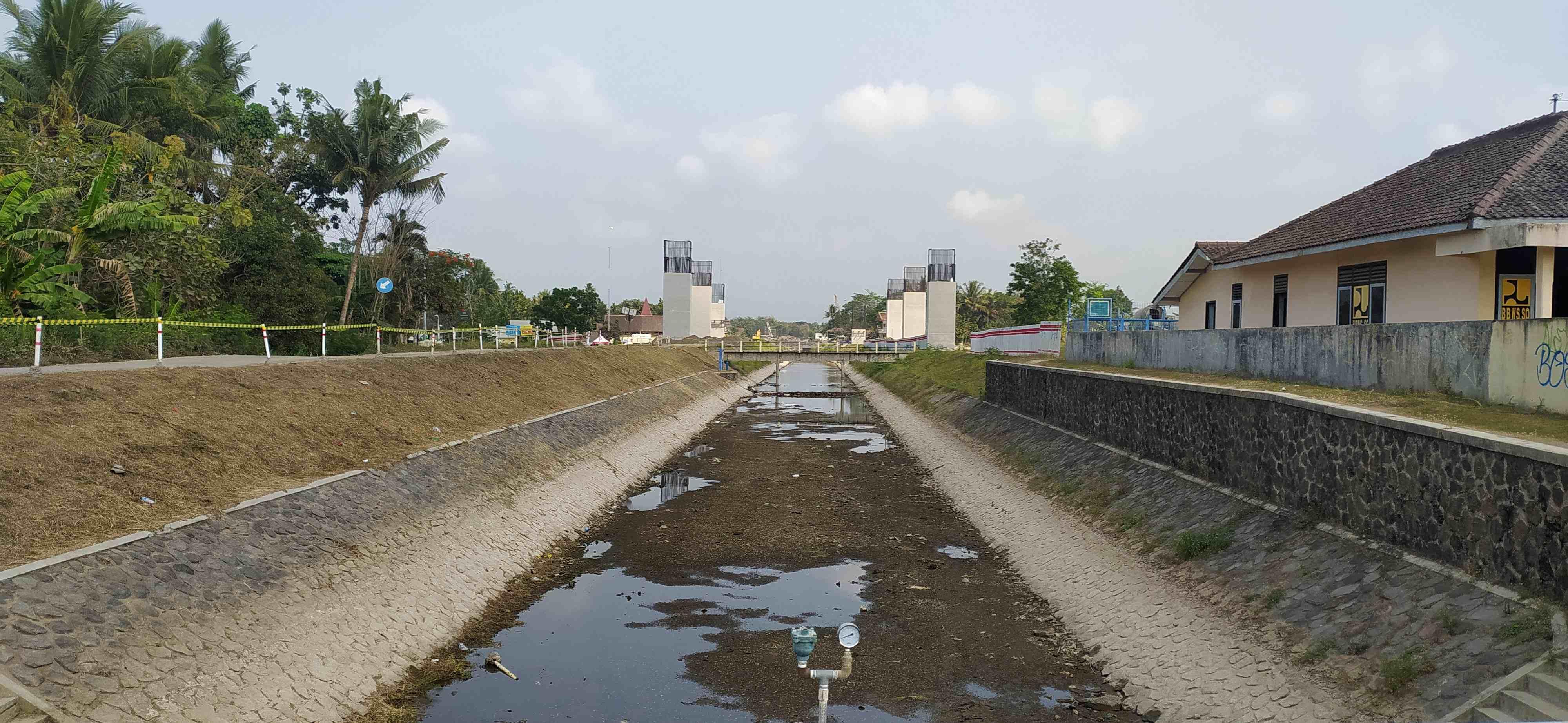 Kering-Selokan-Mataram-di-samping-pembangunan-jalan-tol.jpg