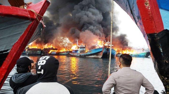 Kesaksian-Kebakaran-Kapal-di-Pelabuhan-Tegal-Awalnya-Dua-lalu-Merambat.jpg
