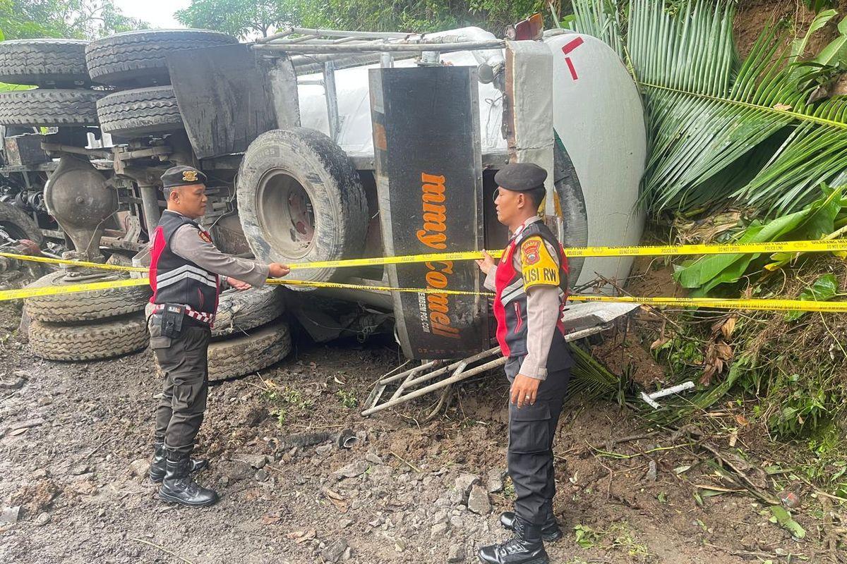 Kesaksian-Warga-Sebelum-Truk-Semen-Jungkir-Balik-di-Tikungan-Maut-Kalijambe-Purworejo.jpg