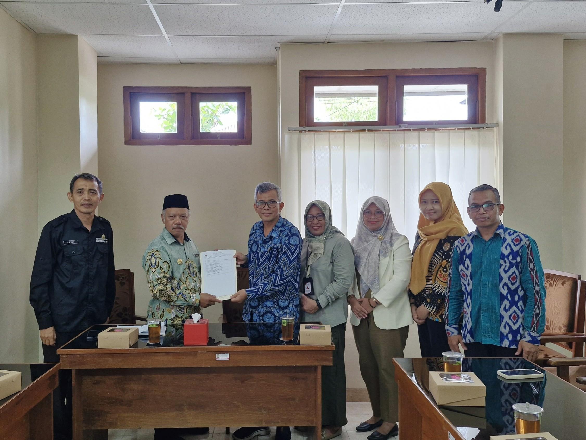 Ketua-KPU-Kulon-Progo-Budi-Priyana-menyerahkan-berkas-ke-Wakil-Ketua-DPRD-Kulon-Progo-Suharto.jpg