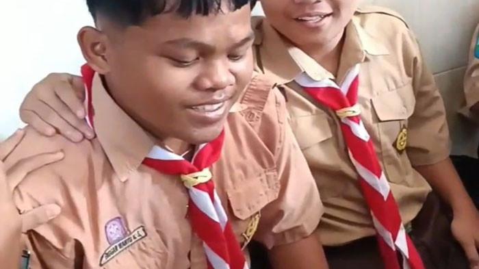 Kisah-Ketulusan-Sahabat-Sejati-di-Kediri-Bantu-Belikan-Sepatu-Temannya-yang-Sudah-Rusak.jpg