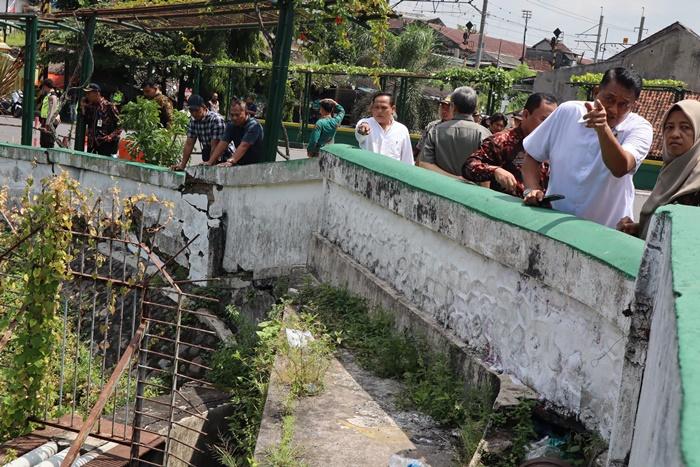 Komisi-C-DPRD-Kota-Yogyakarta-tinjau-Jembatan-Kewek.jpg