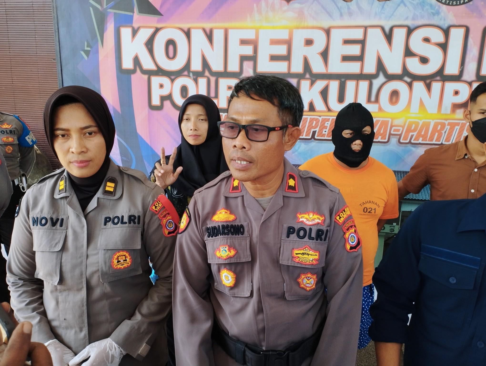 Kompol-Sudarsono-tengah-saat-jumpa-pers-di-Polres-Kulon-Progo.jpg