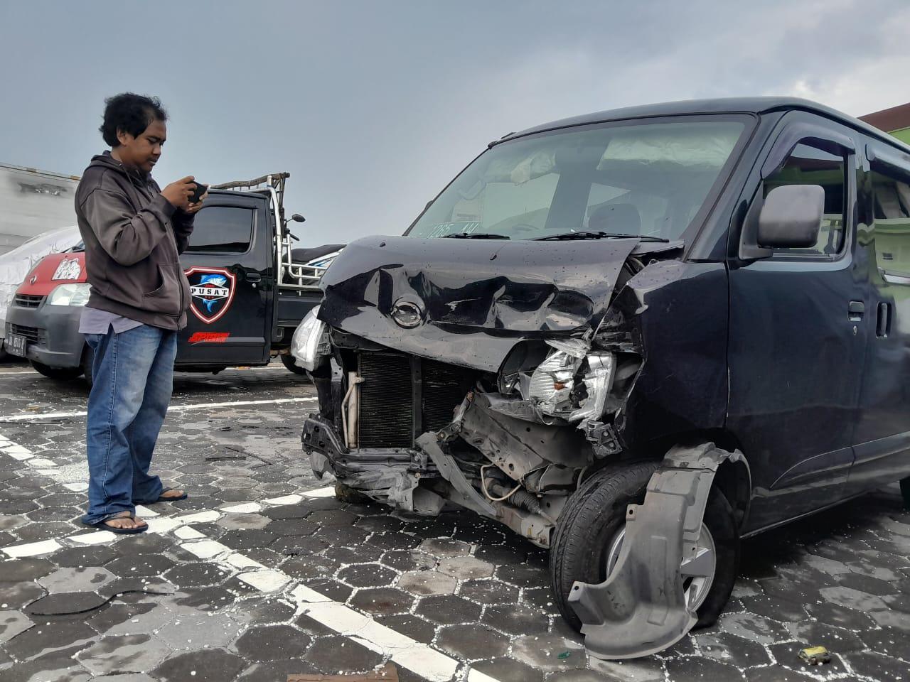 Kondisi-kendaraan-minibus-Grand-Max-yang-terlibat-kecelakaan-beruntun-di-Jalan-Jogja-Solo.jpg