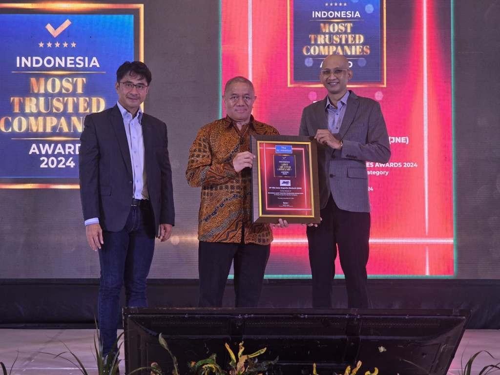 Konsisten-Memberikan-Layanan-Prima-JNE-Raih-Indonesia-Most-Trusted-Companies-Award-2024.jpg
